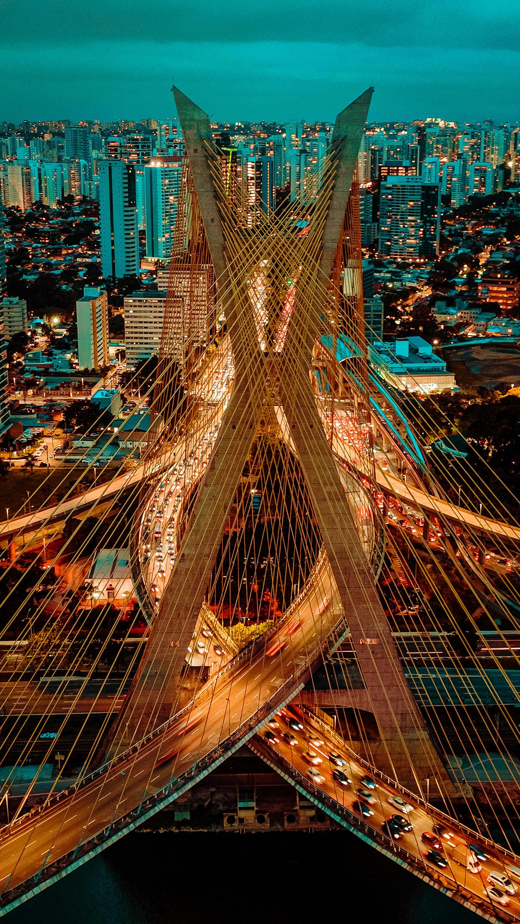 Vista aérea de edifício contemporâneo iluminado à noite